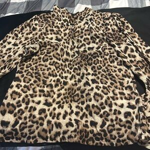 Leopard print. Half sleeve. Size L.